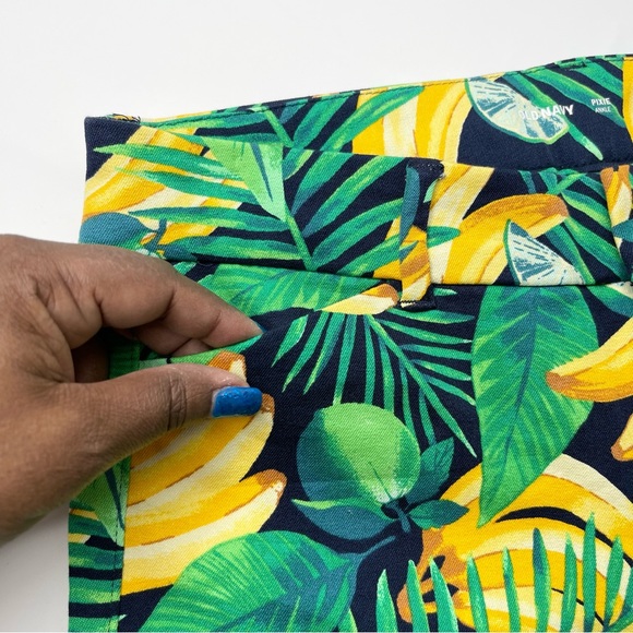 Old Navy Pixie Ankle Length Pants Green Tropical Banana Print, Size 4 - Picture 4 of 10